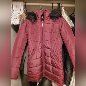 Elegant Maroon Puffer Jacket with Faux Fur